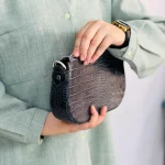 کیف دوشی زنانه چرم مدل اذر طوسی کرو