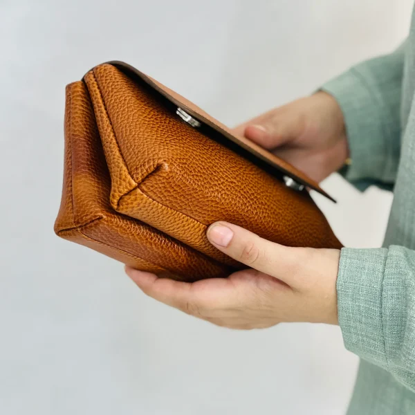 کیف دوشی زنانه چرمی مدل تیام کوچک زیر