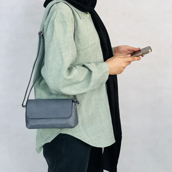 کیف دوشی زنانه چرمی مدل تیام کوچک طوسی فلوتر