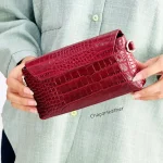 کیف دوشی زنانه چرمی مدل تیرداد، زرشکی کروکودیل